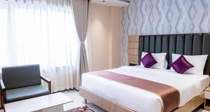Hotel Lucky India Room Type - Deluxe Room (Queen or Twin Bed)