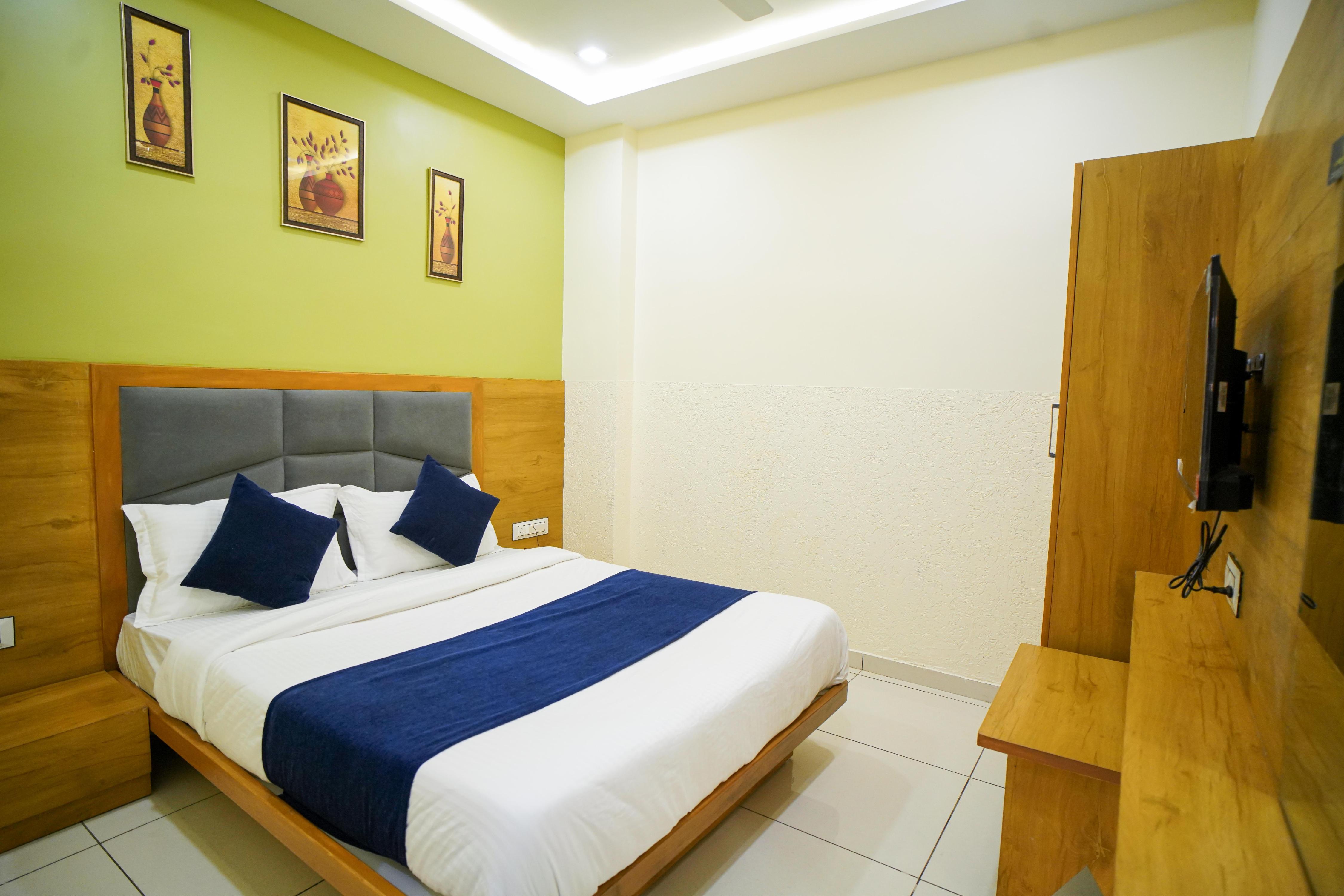 Hotel Suncity Ashram Road Room Type - Deluxe Double Bed Room