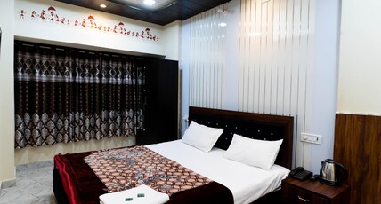 Raghuvanshi Paying Guest House Room Type - Deluxe Executive Room