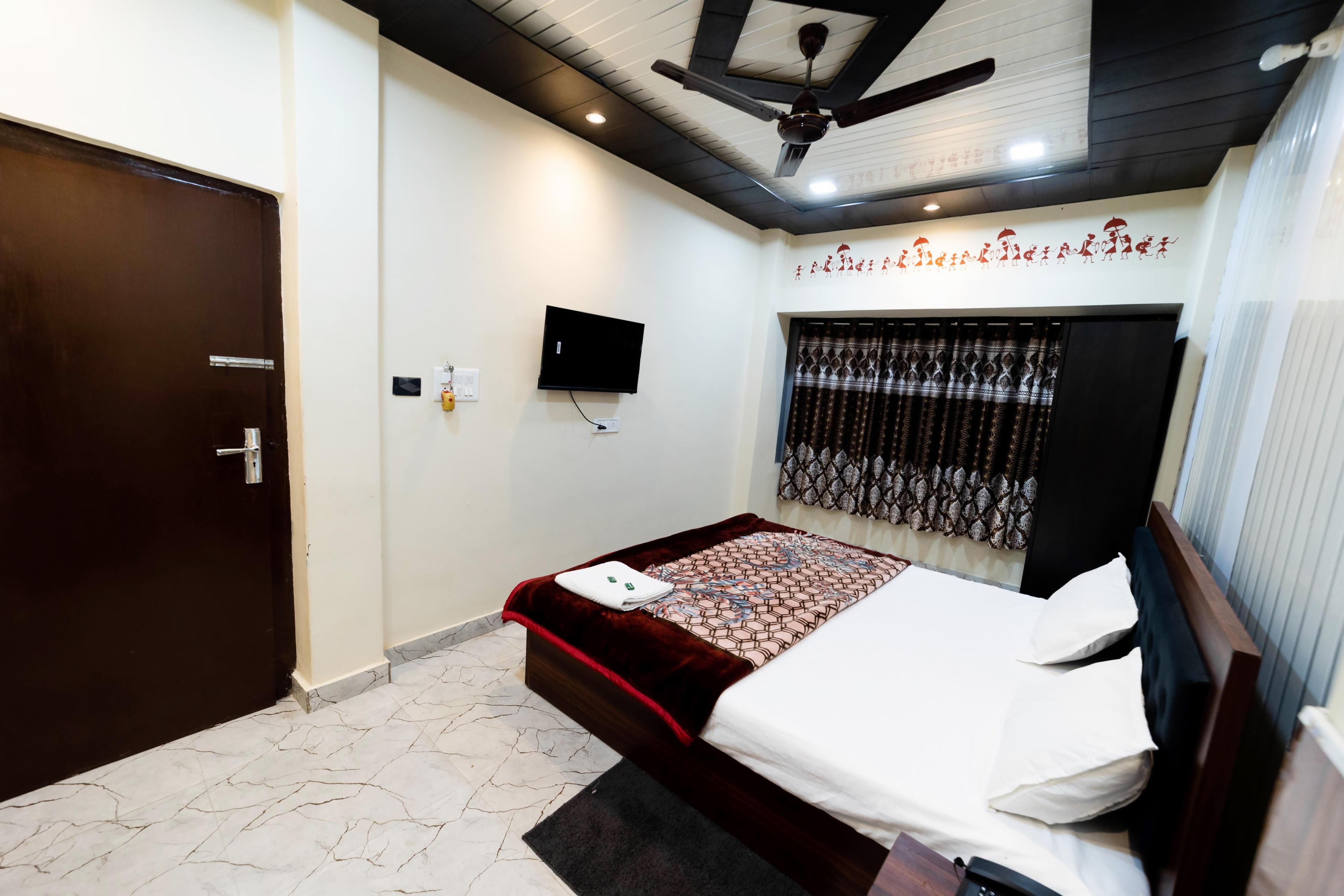 Raghuvanshi Paying Guest House - Tap to explore photos