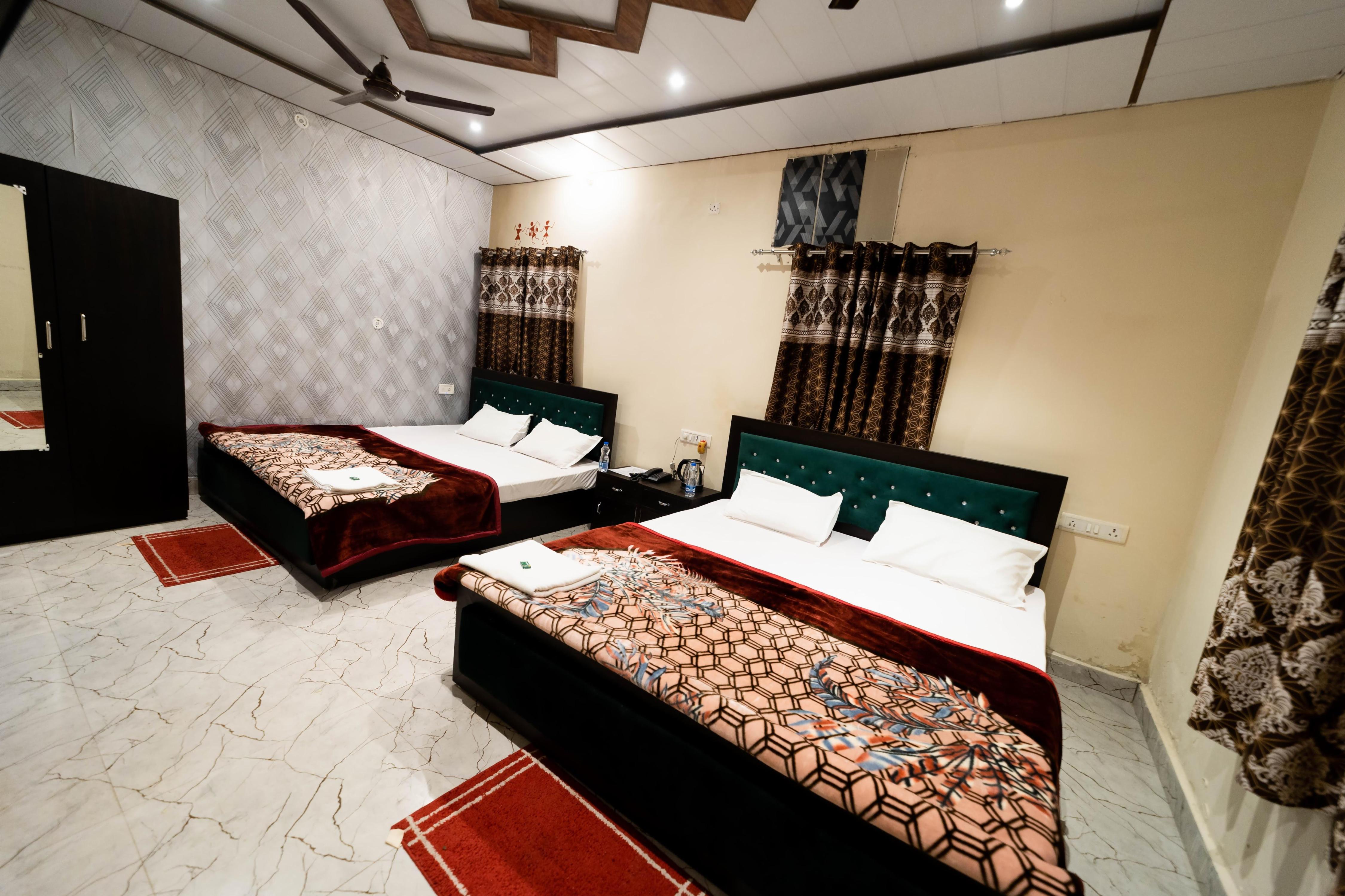 Raghuvanshi Paying Guest House Room Type - Deluxe Executive Family Room