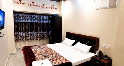 Raghuvanshi Paying Guest House Room Type - Deluxe Double Room with Terrace