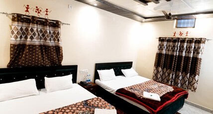 Raghuvanshi Paying Guest House Room Type - Family Room