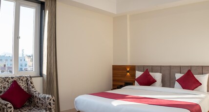 Raghunandan Palace - 500 Mtrs away from Railway Station Room Type - Deluxe Room