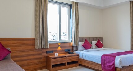 Raghunandan Palace - 500 Mtrs away from Railway Station Room Type - Family Room