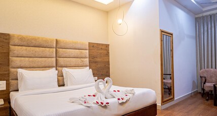 PINK MANGO Room Type - Deluxe Room King Bed