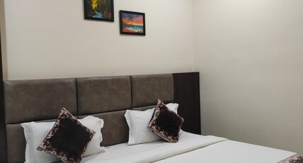 Hotel Paradise Room Type - Deluxe King Room