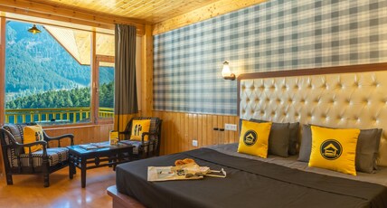 The Hosteller Manali, Old Manali Room Type - Superior Double Room with Balcony and Valley View