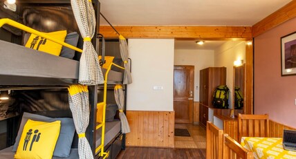 The Hosteller Manali, Old Manali Room Type - Bed in 4 Bed Mixed Dormitory with Balcony and Valley View