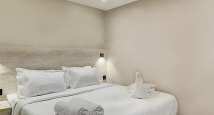 Hotel Embrace Inn Mumbai Room Type - Deluxe Room