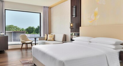 Courtyard by Marriott Gorakhpur Room Type - Guest room, 1 King, Pool view