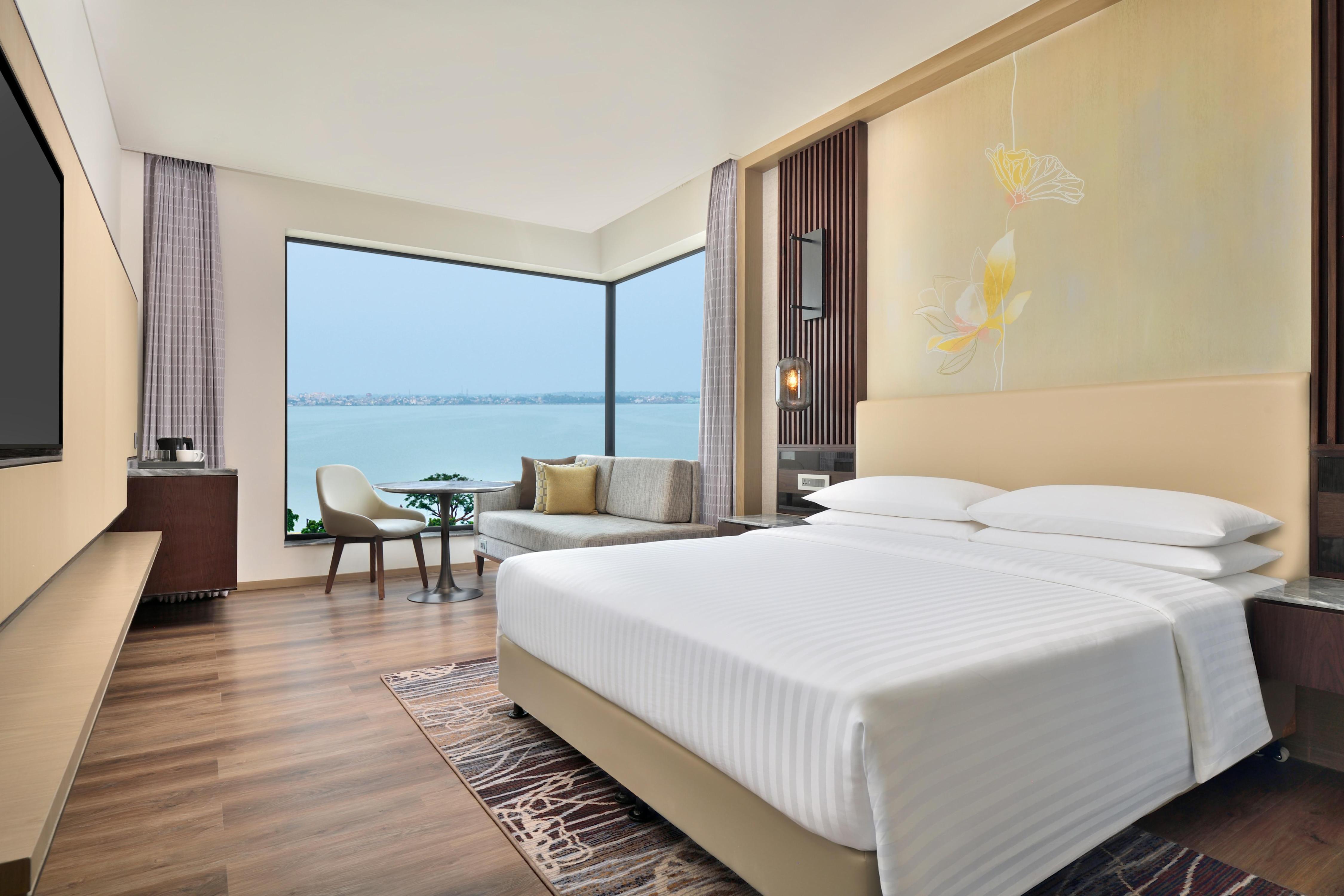 Courtyard by Marriott Gorakhpur Room Type - Guest room, 1 King, Lake view