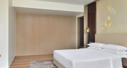 Courtyard by Marriott Gorakhpur Room Type - Guest room, 1 King, Pool view