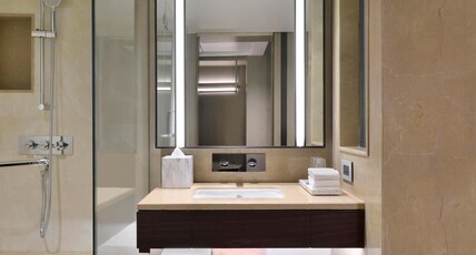 Courtyard by Marriott Gorakhpur Room Type - Guest room, 1 King, Lake view