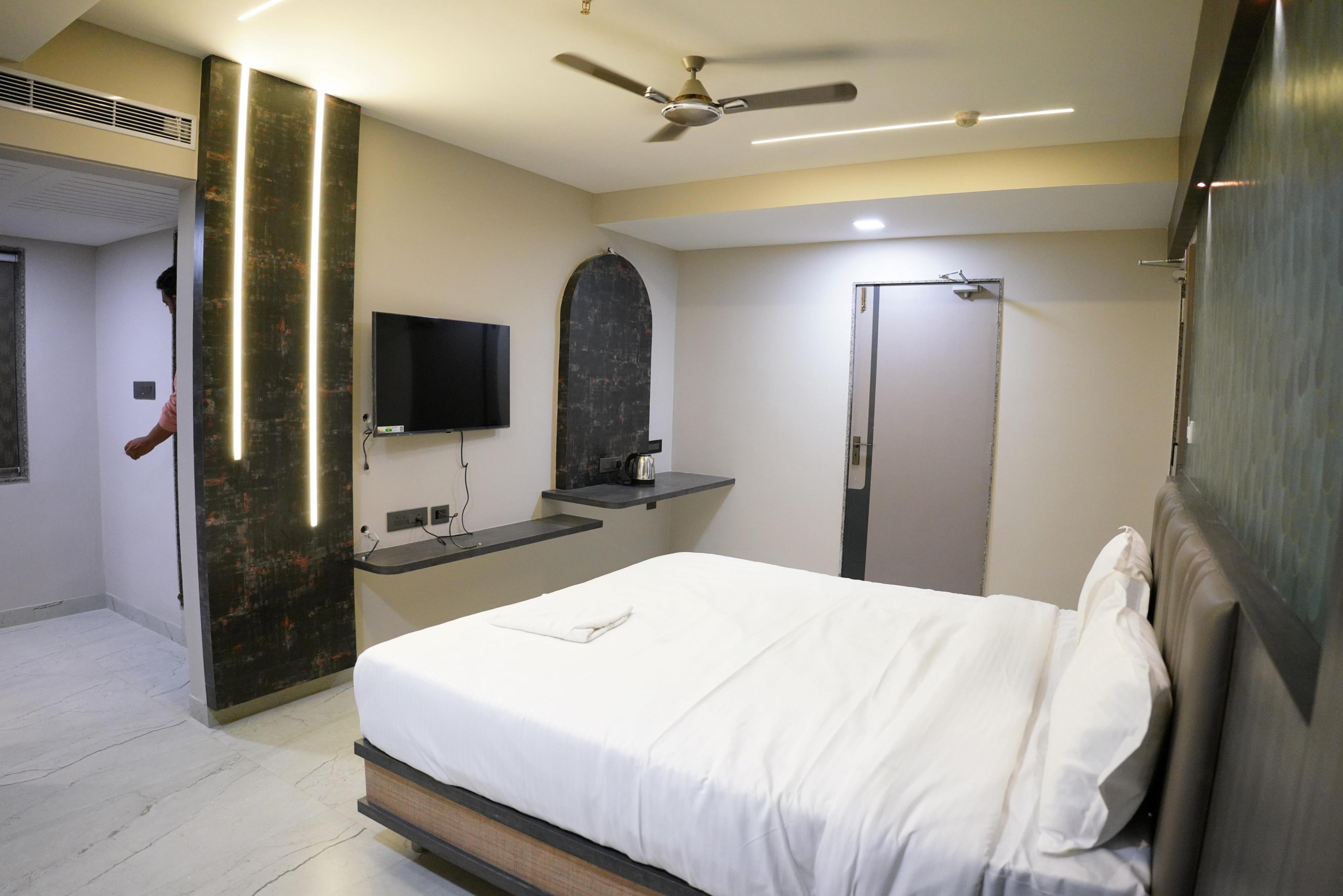 Woodland Hotel Room Type - Coral Suite - King Bed
