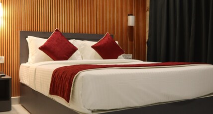 No7 Grandeur Hotel Room Type - Deluxe Room AC with Balcony