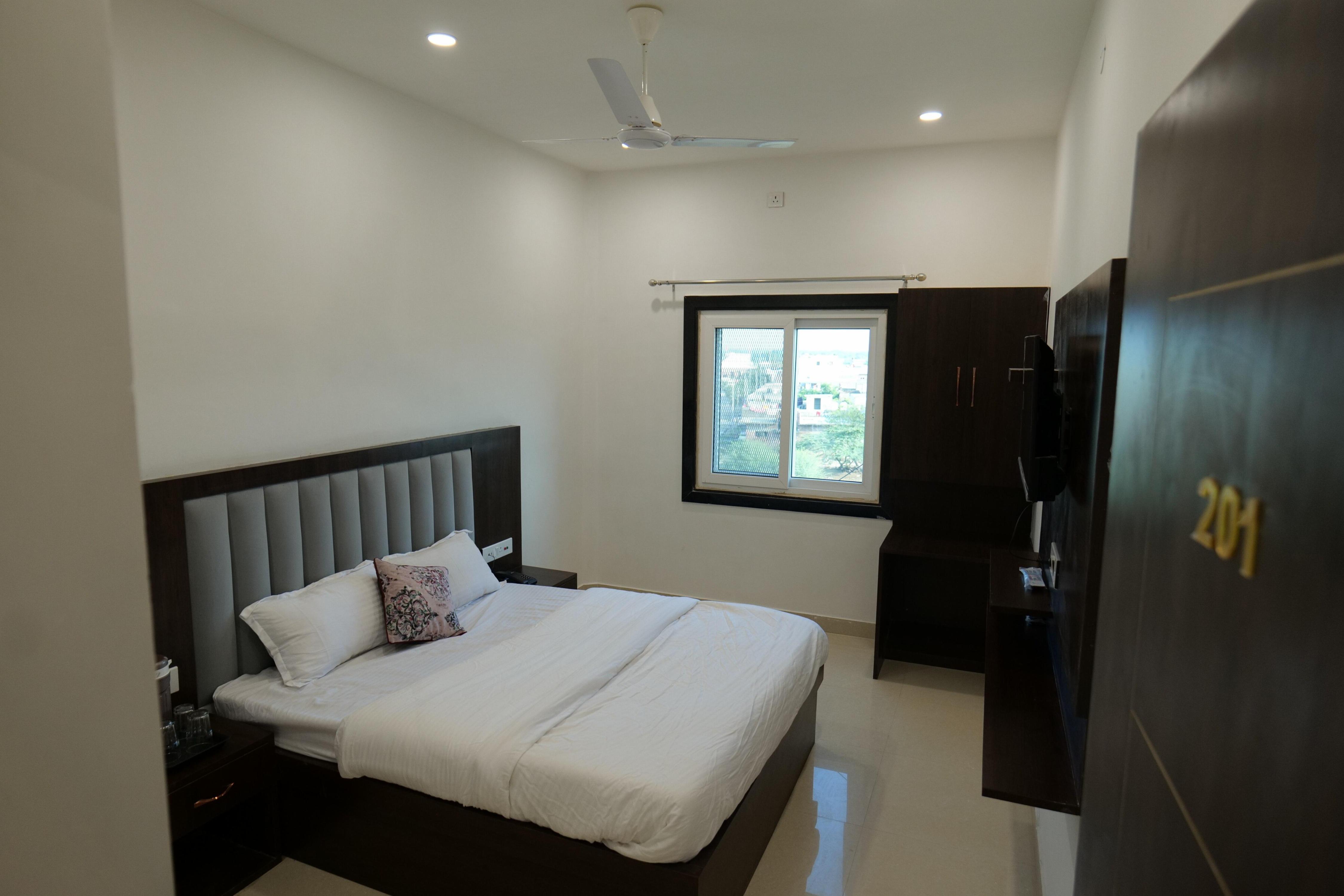 THE PINAK HOTEL AND RESTAURANT Room Type - Deluxe Room