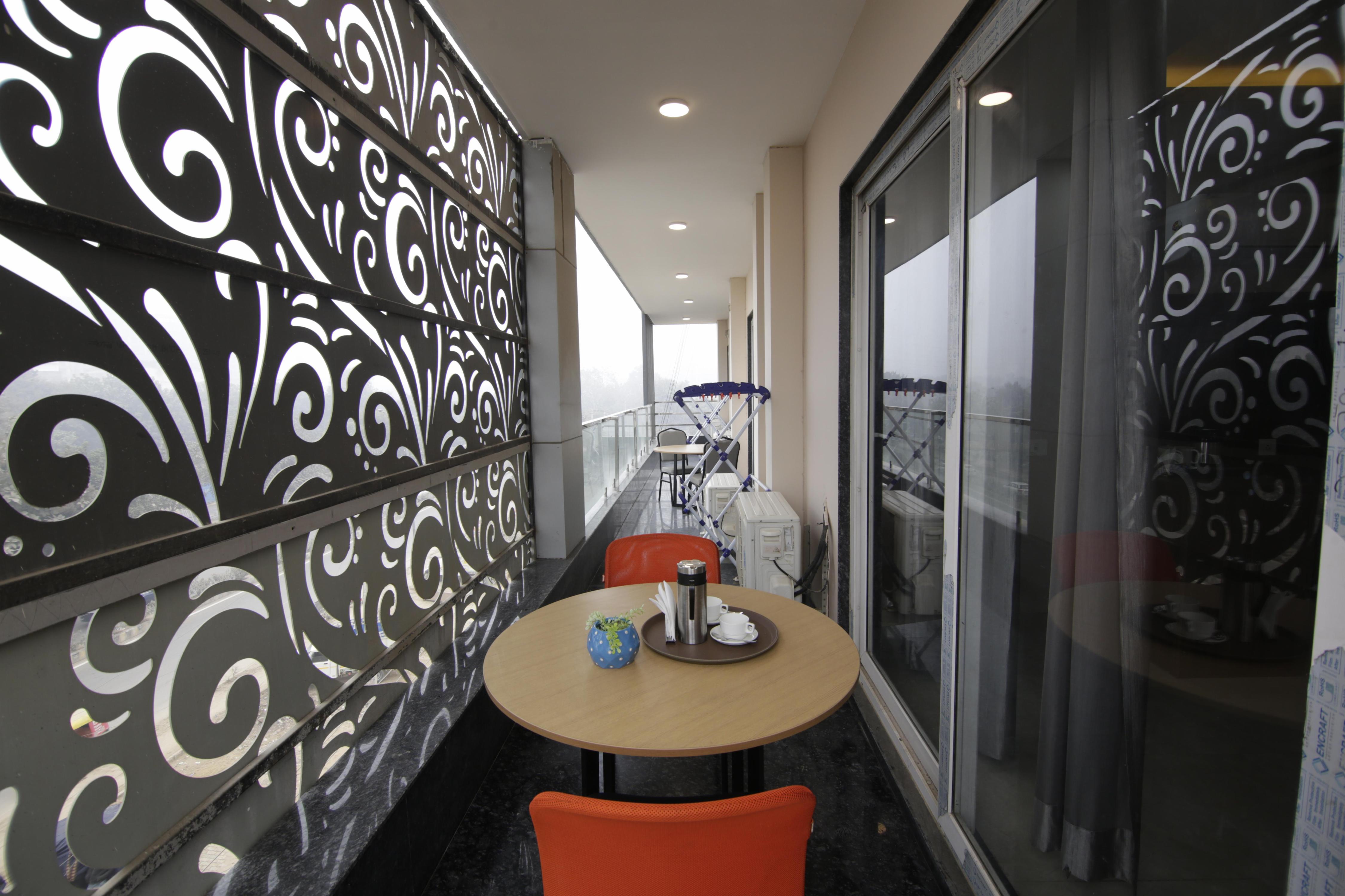 Limewood Stay Silver Studio Apartment Near Golf Course Road, Gurgaon - Tap to explore photos