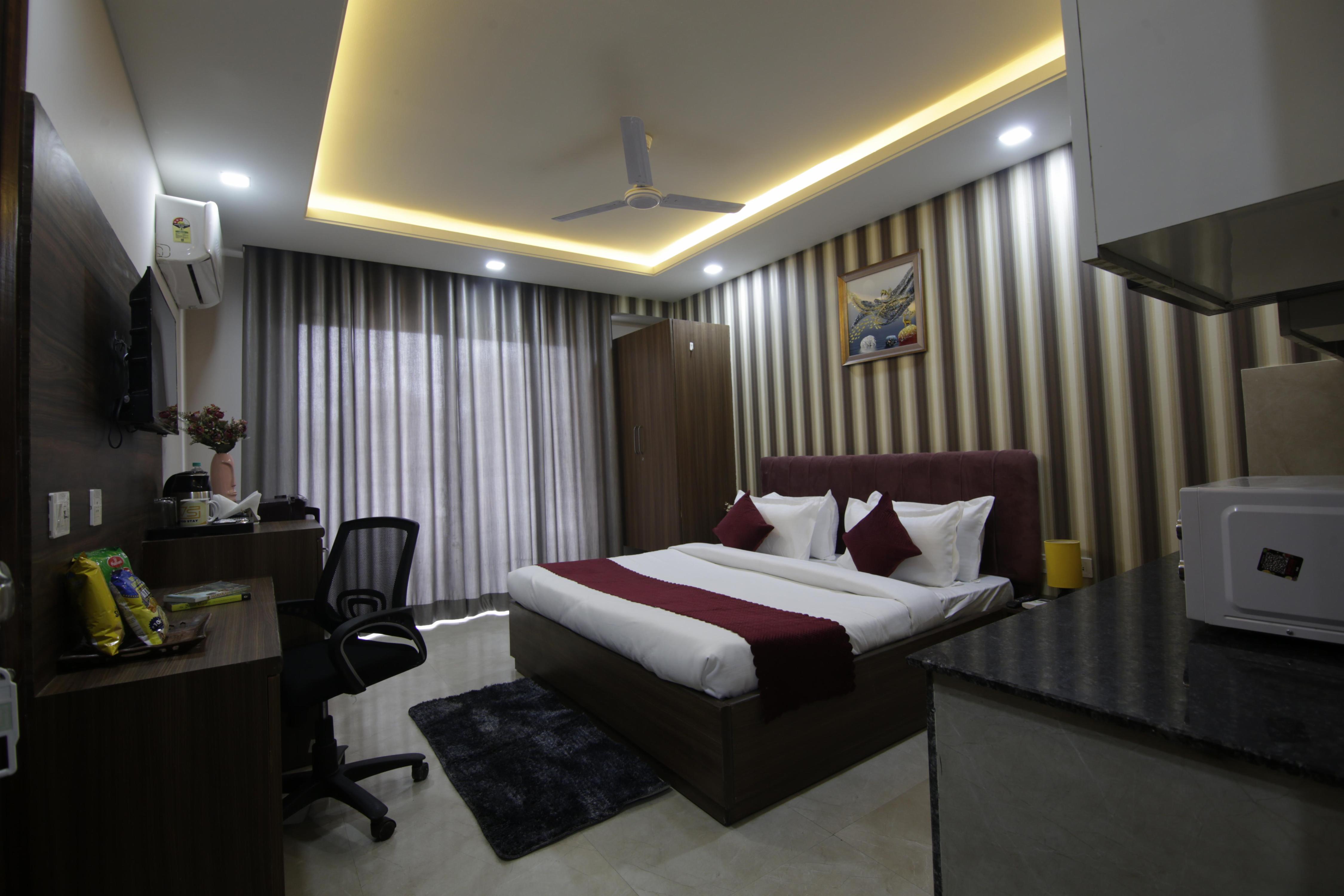 Limewood Stay Silver Studio Apartment Near Golf Course Road, Gurgaon - Tap to explore photos