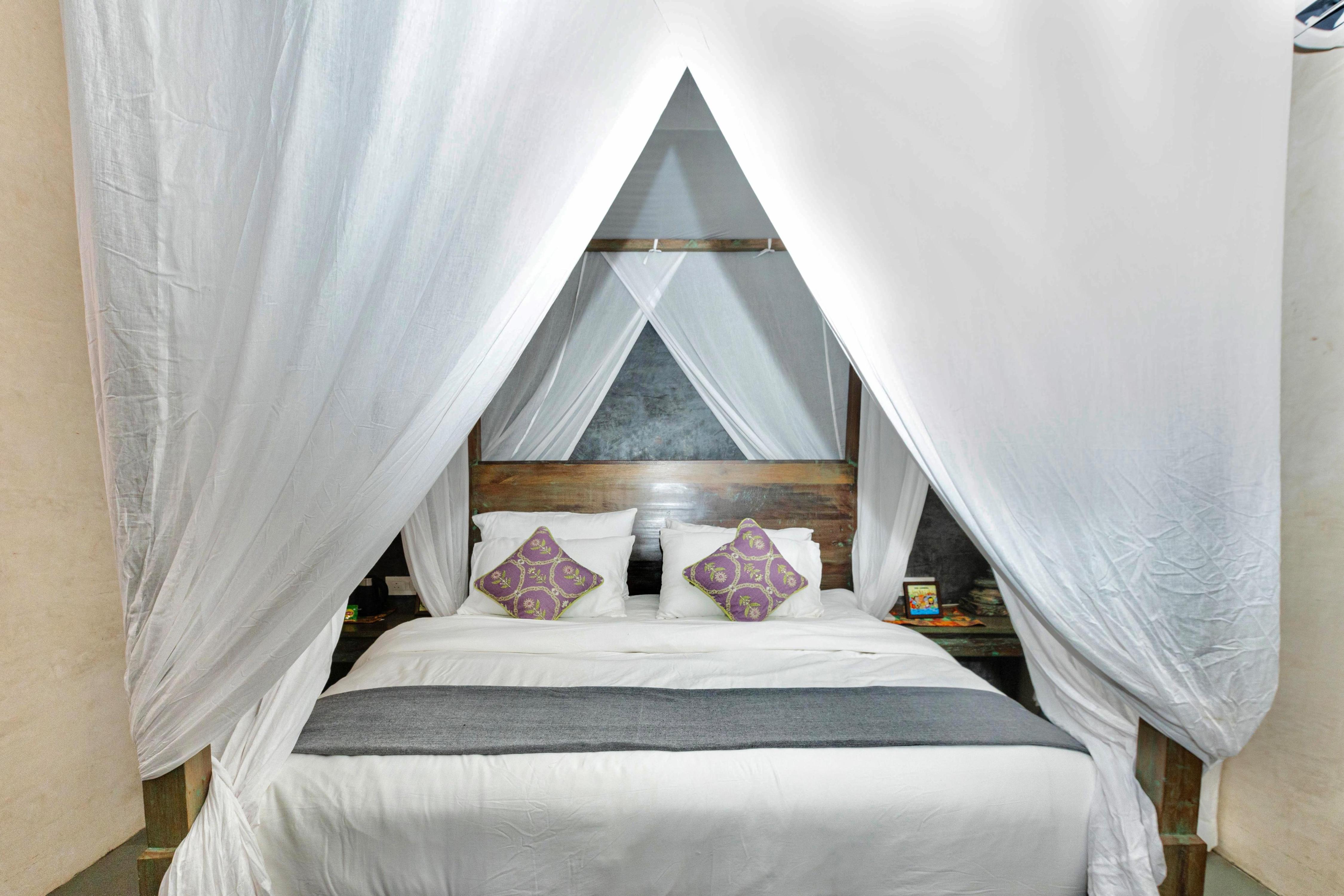 GERANIUM HAVEN Room Type - DELUXE KING ROOM (No Balcony) (Non-Smoking) (No Car Parking) has common sit-out area