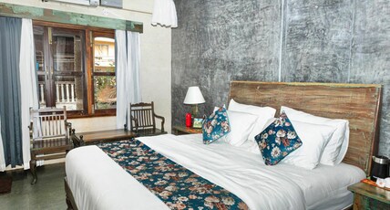 GERANIUM HAVEN Room Type - DELUXE QUEEN ROOM (No Balcony) (Non-Smoking) (No Car Parking) has common sit-out area