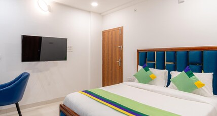Treebo Pure Earth Stay, Vijay Nagar Room Type - Deluxe Room with Balcony