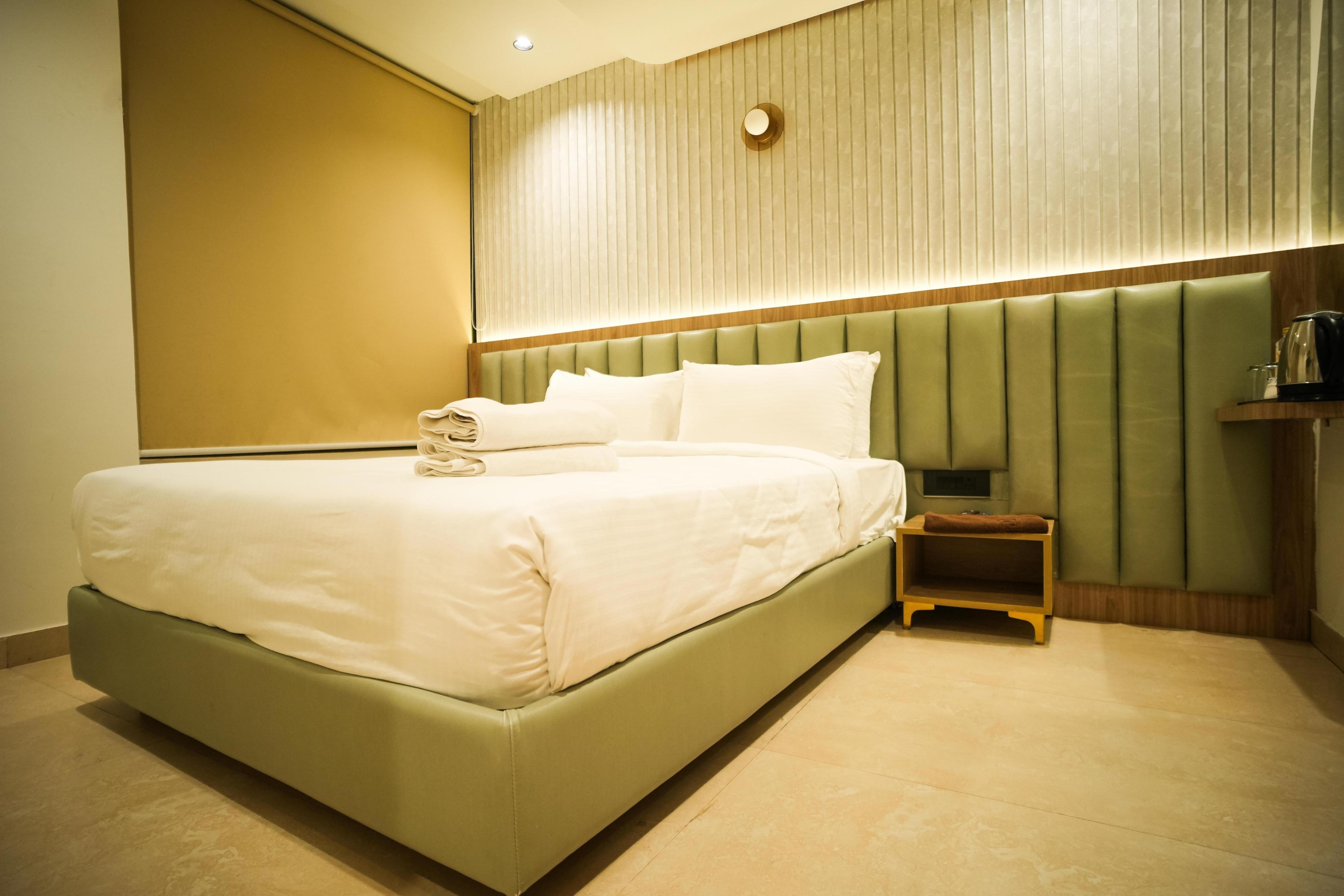 Yuvraj Le Royale Room Type - PRESIDENTIAL SUITE  6BED - Bath Tub and Steam Room