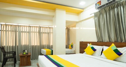 Itsy Hotels Anand Executive, Near Amanora Room Type - Deluxe Room
