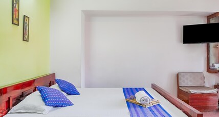 Clarz Guest House | 4mins walk from Zoo Road Room Type - Non AC Queen Room