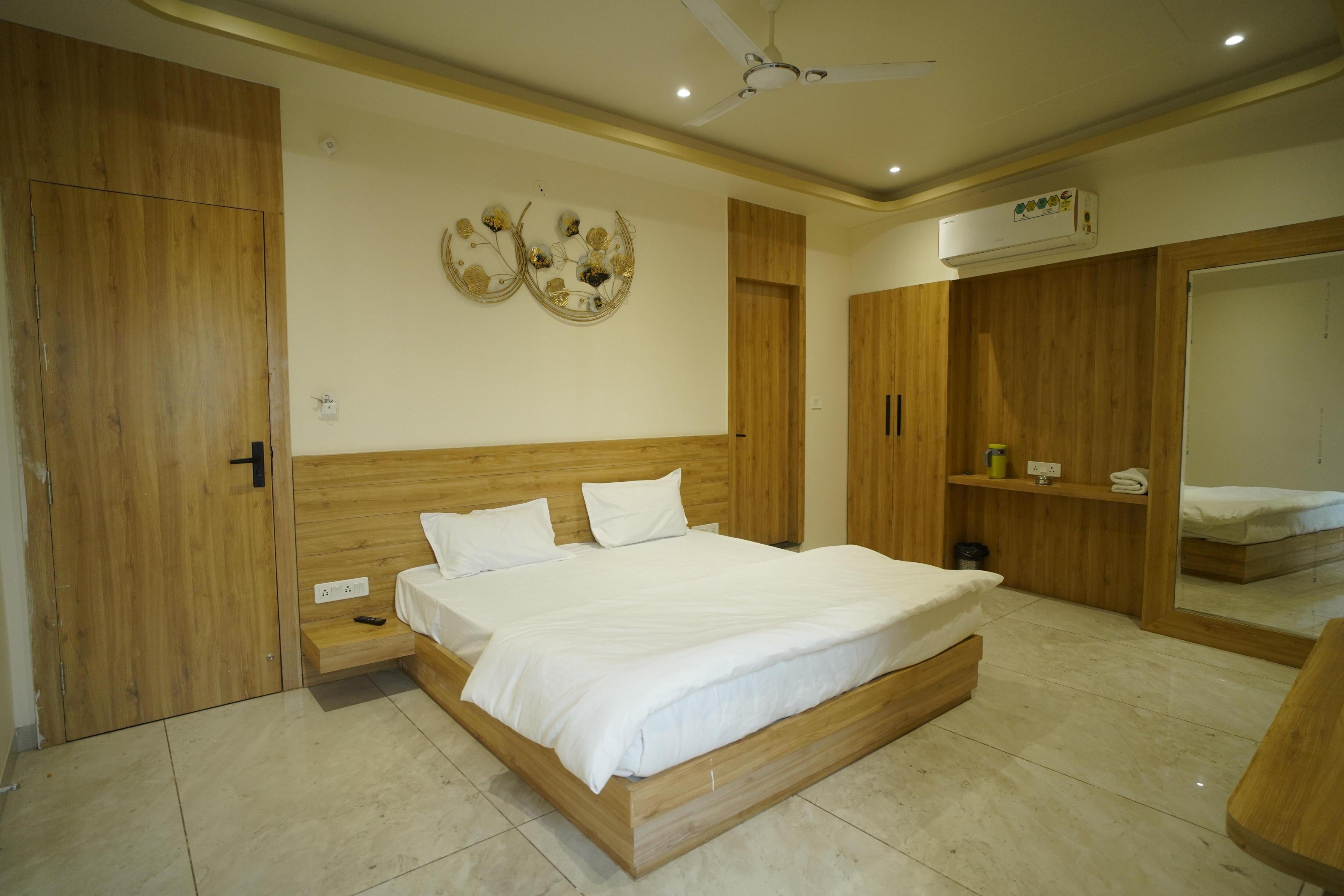 Hotel Rajshree & Bhojnalaya - Tap to explore photos
