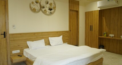 Hotel Rajshree & Bhojnalaya Room Type - Deluxe Room