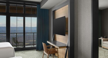 Cloudland at McLemore Resort Lookout Mountain, Curio Hilton Room Type - LOOKOUT STE 2Q MB ACC 3X3S
