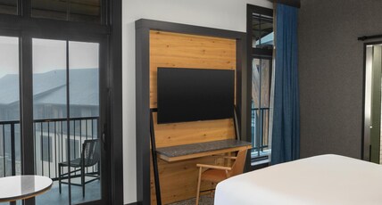 Cloudland at McLemore Resort Lookout Mountain, Curio Hilton Room Type - 1 KING RSRT VIEW W BALCONY