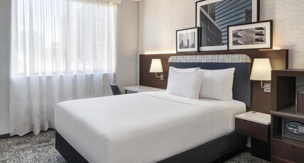 DoubleTree by Hilton Long Island City, NY Room Type - 1 QUEEN MOB ACC BATHTUB