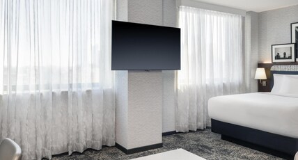 DoubleTree by Hilton Long Island City, NY Room Type - 1 QUEEN BED STUDIO SUITE