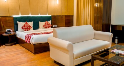 Hotel the Crystal Park - 500m from ISBT Bus Stand Room Type - Suite Room