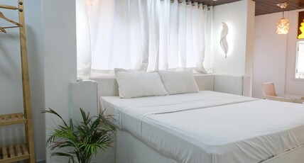 3 Raahi Hostel |Rooms & Dorms| Room Type - Deluxe Room