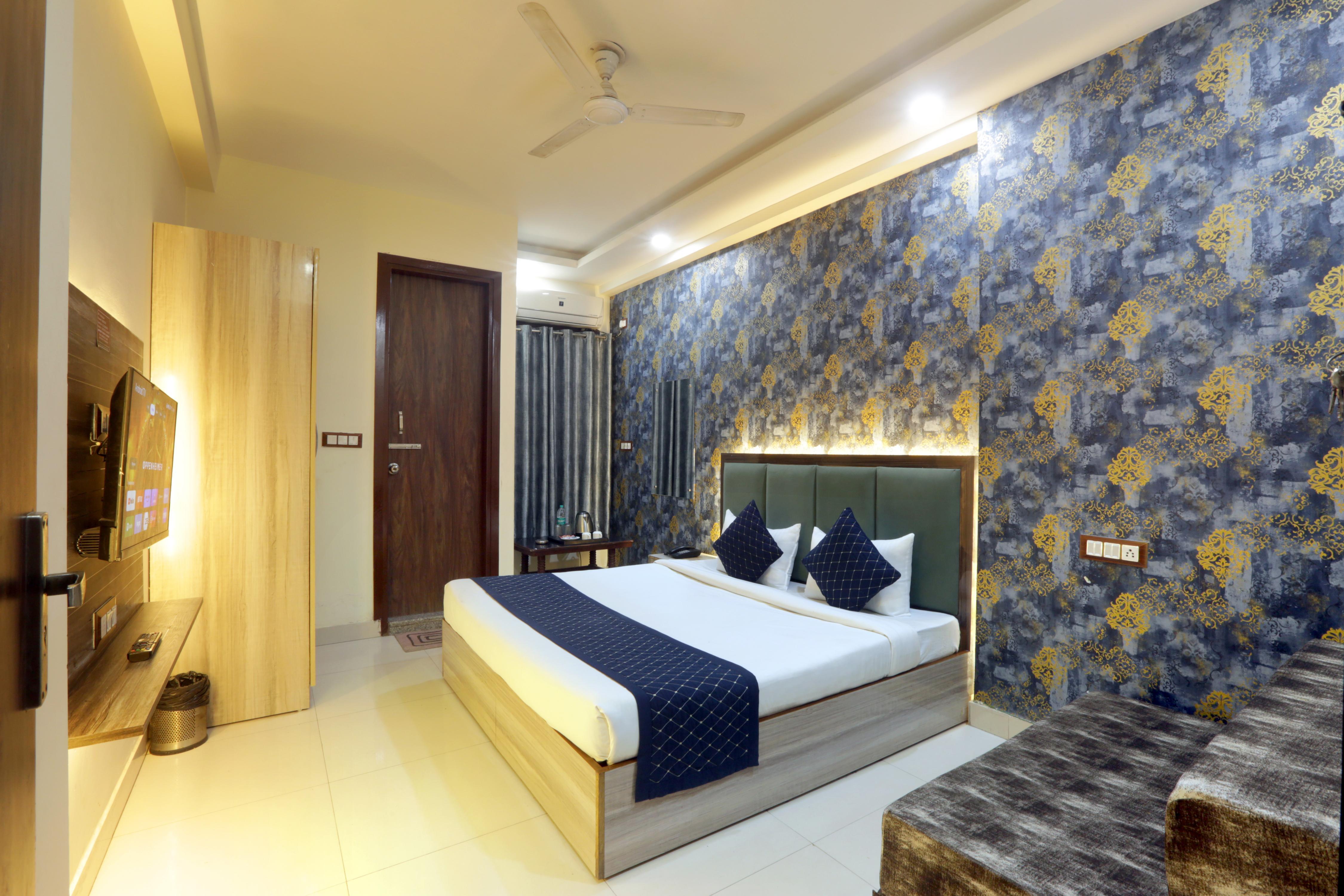 HOTEL RED VELVET SUITES - Tap to explore photos