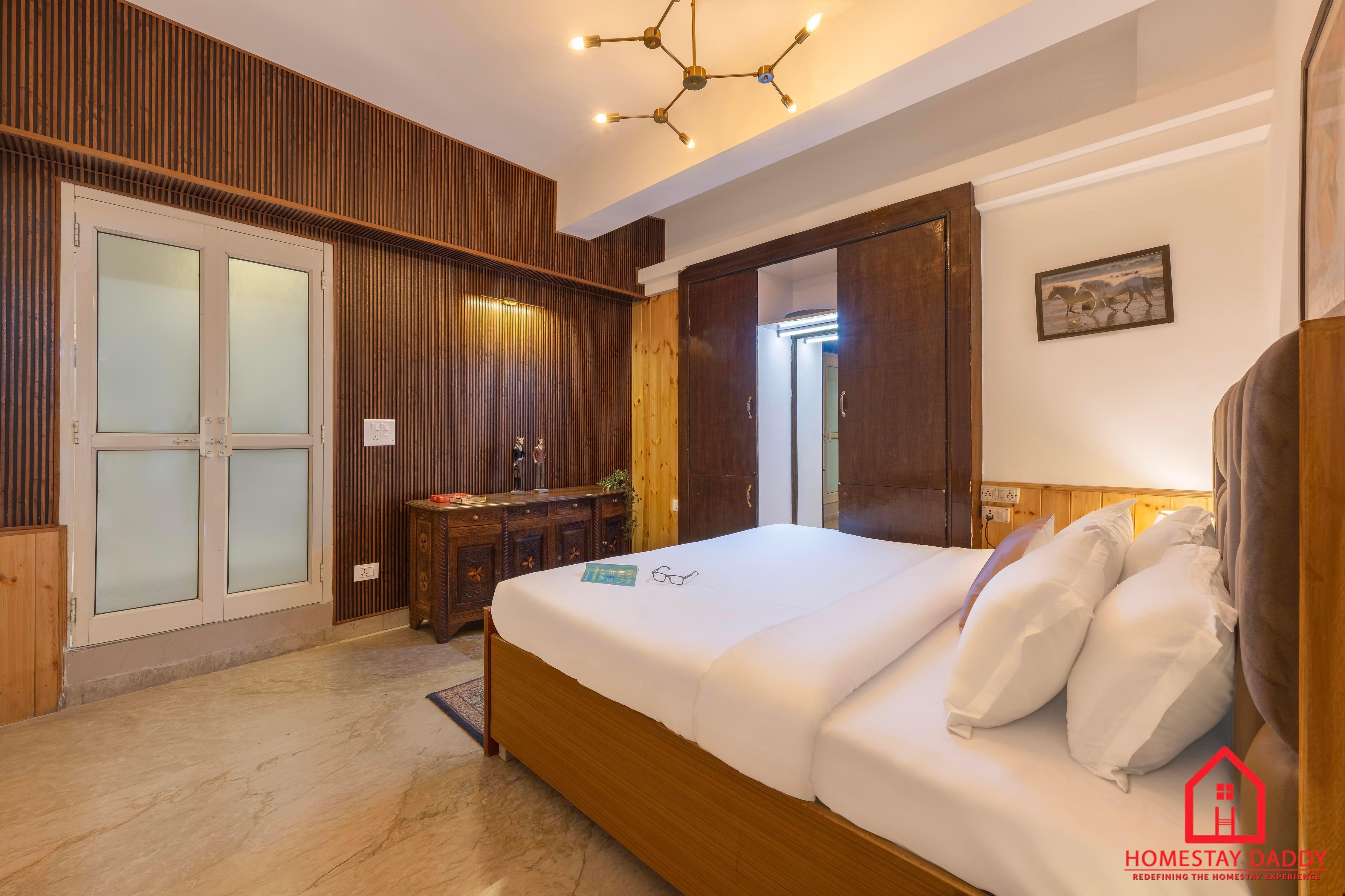 BONNEVILLE(2bhk Flat on Mall Road)By HomestayDaddy - Tap to explore photos