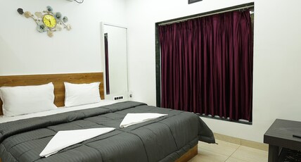 Iris Stays & Villa Room Type - Deluxe Room