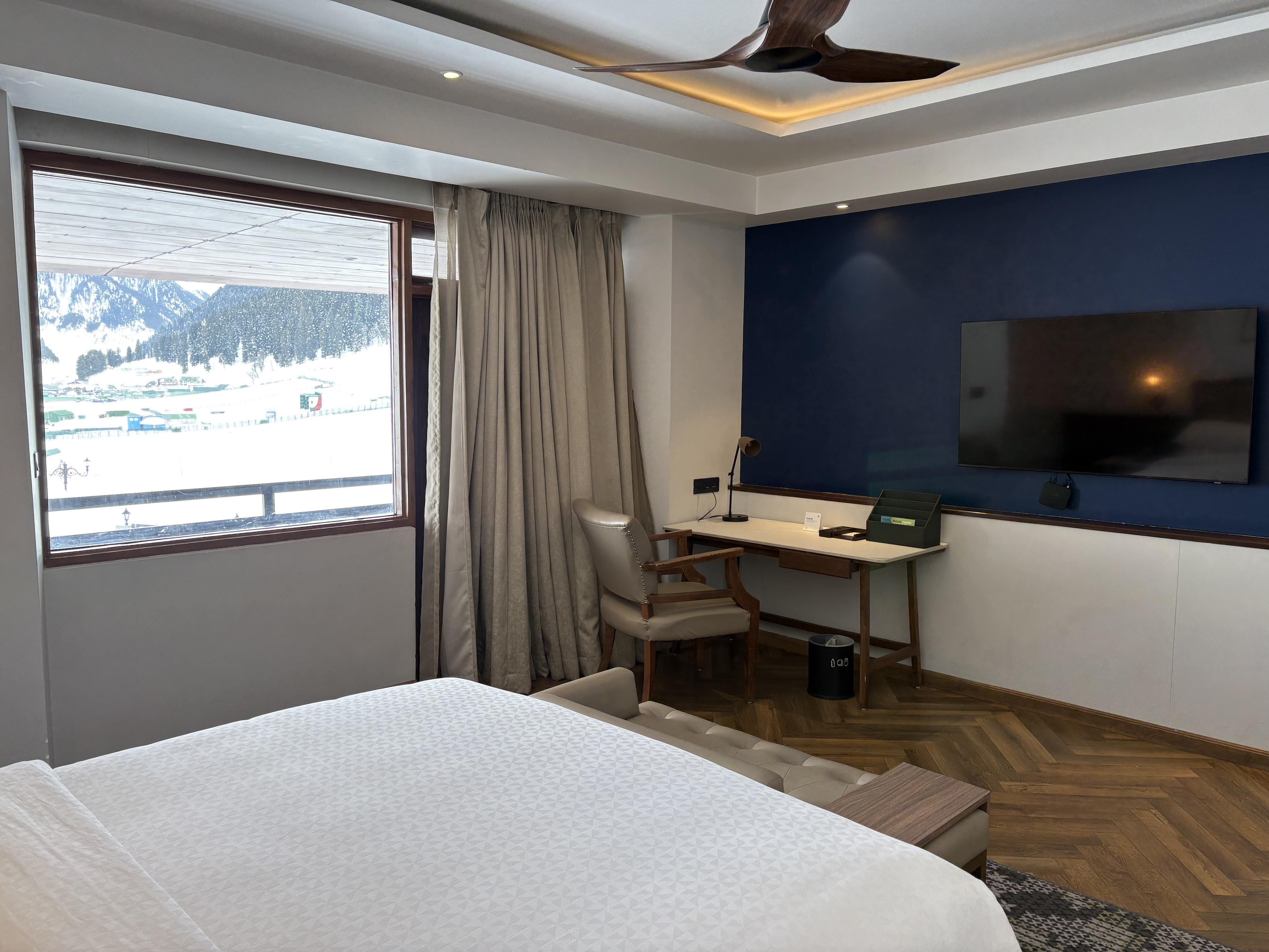 Four Points by Sheraton Sonamarg Resort Room Type - Deluxe, Guest Room, 1 King, Mountain View, Balcony Four Points by Sheraton Sonamarg Resort Room Type - Deluxe, Guest Room, 1 King, Mountain View, Balcony