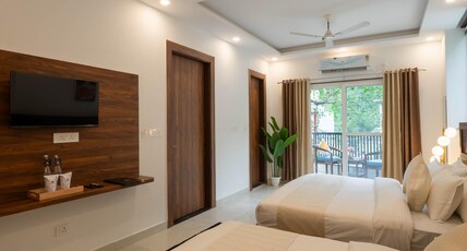 Perfectstayz Select Room Type - Royal Family Hill View Suite with balcony