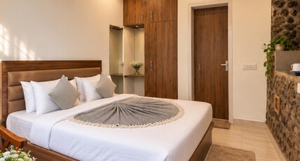 Navya Stays - Stay Above the Lake Room Type - Budget Double Room