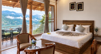 Navya Stays - Stay Above the Lake Room Type - Junior Suite with Lake View and Bathtub