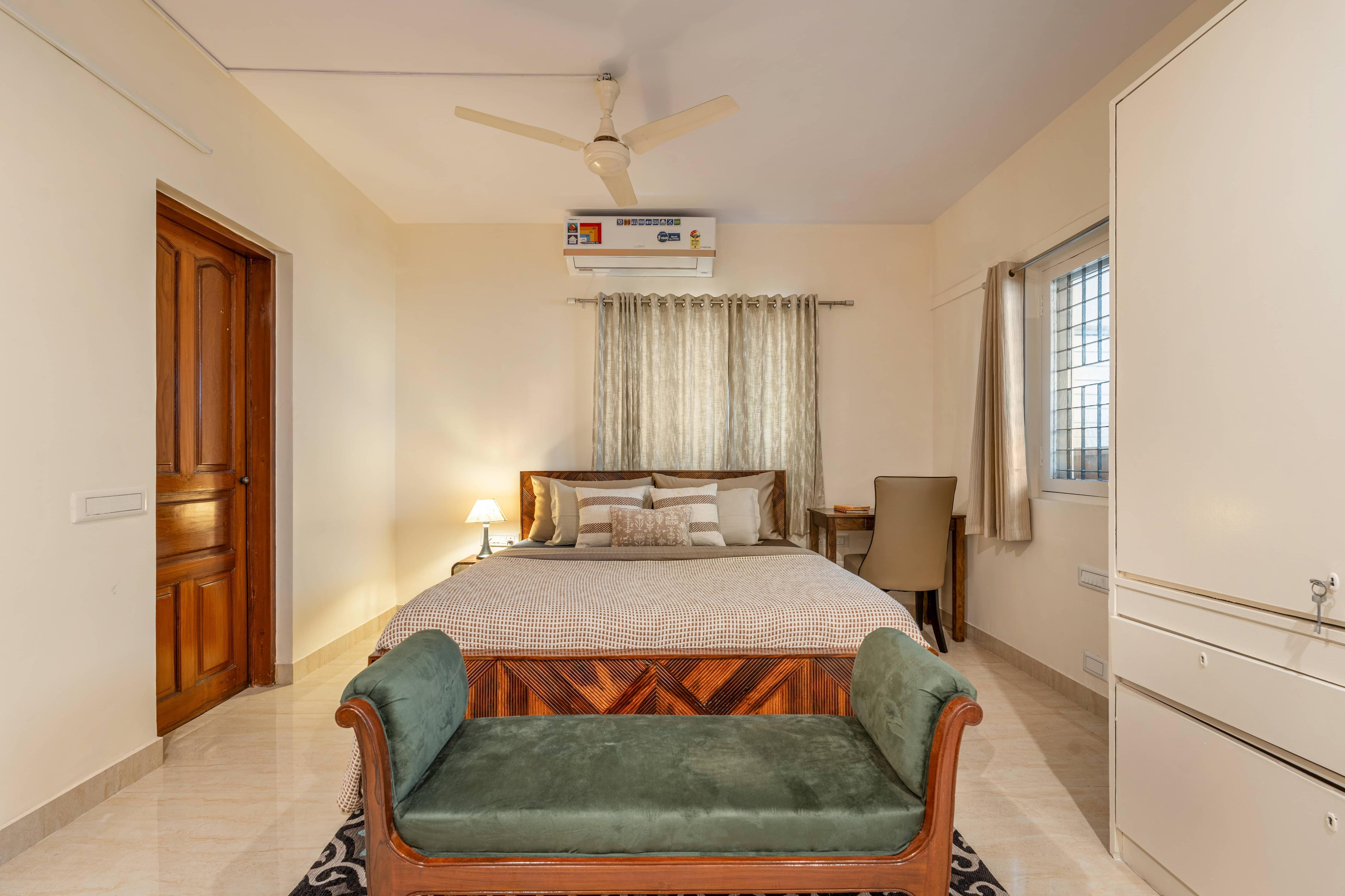 Sliceinn Kwan Room Type - G4 Premium bedroom with attached bathroom & shared balcony