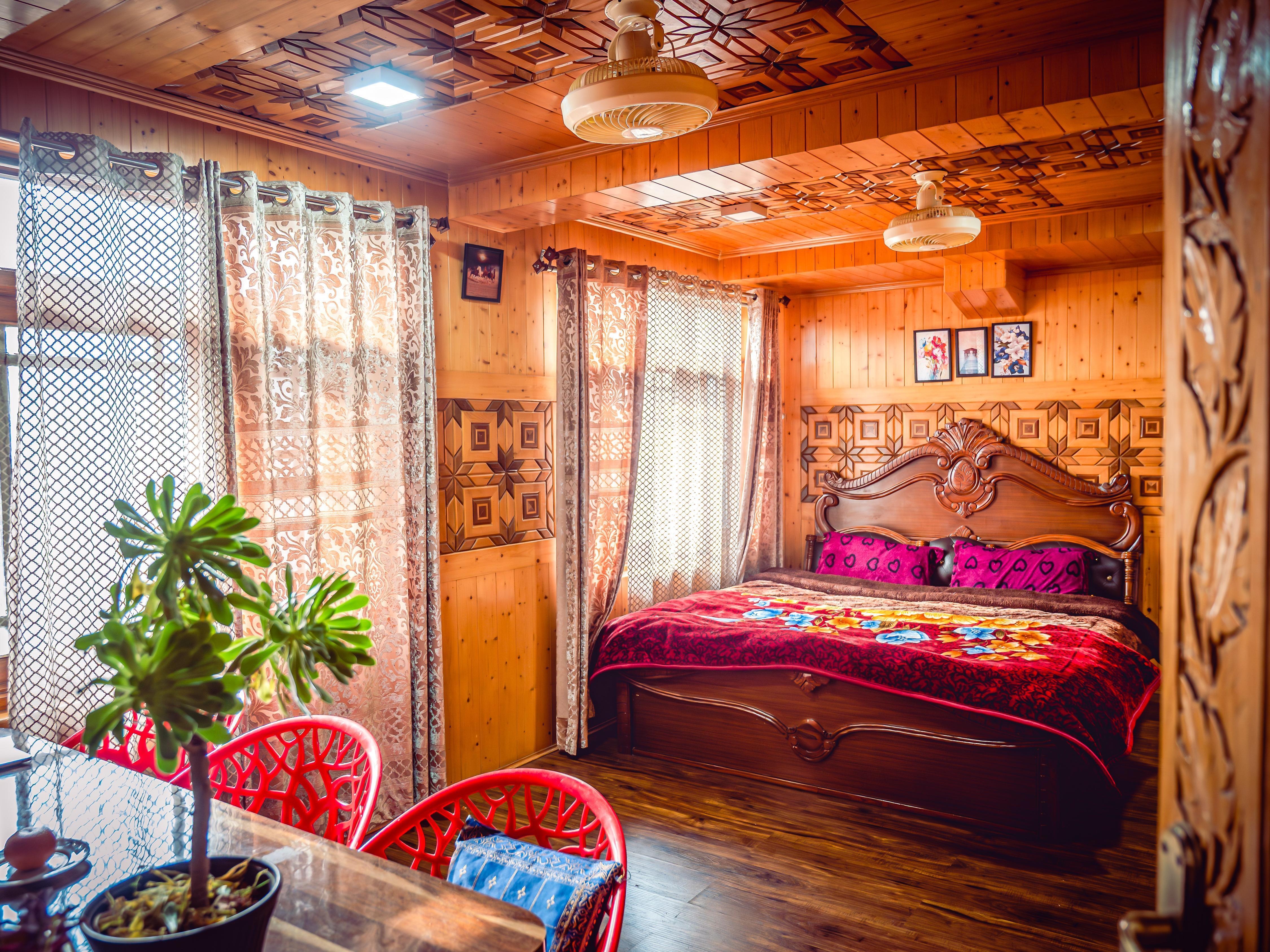 Roc Ridge Homestay Room Type - Deluxe King Bedroom