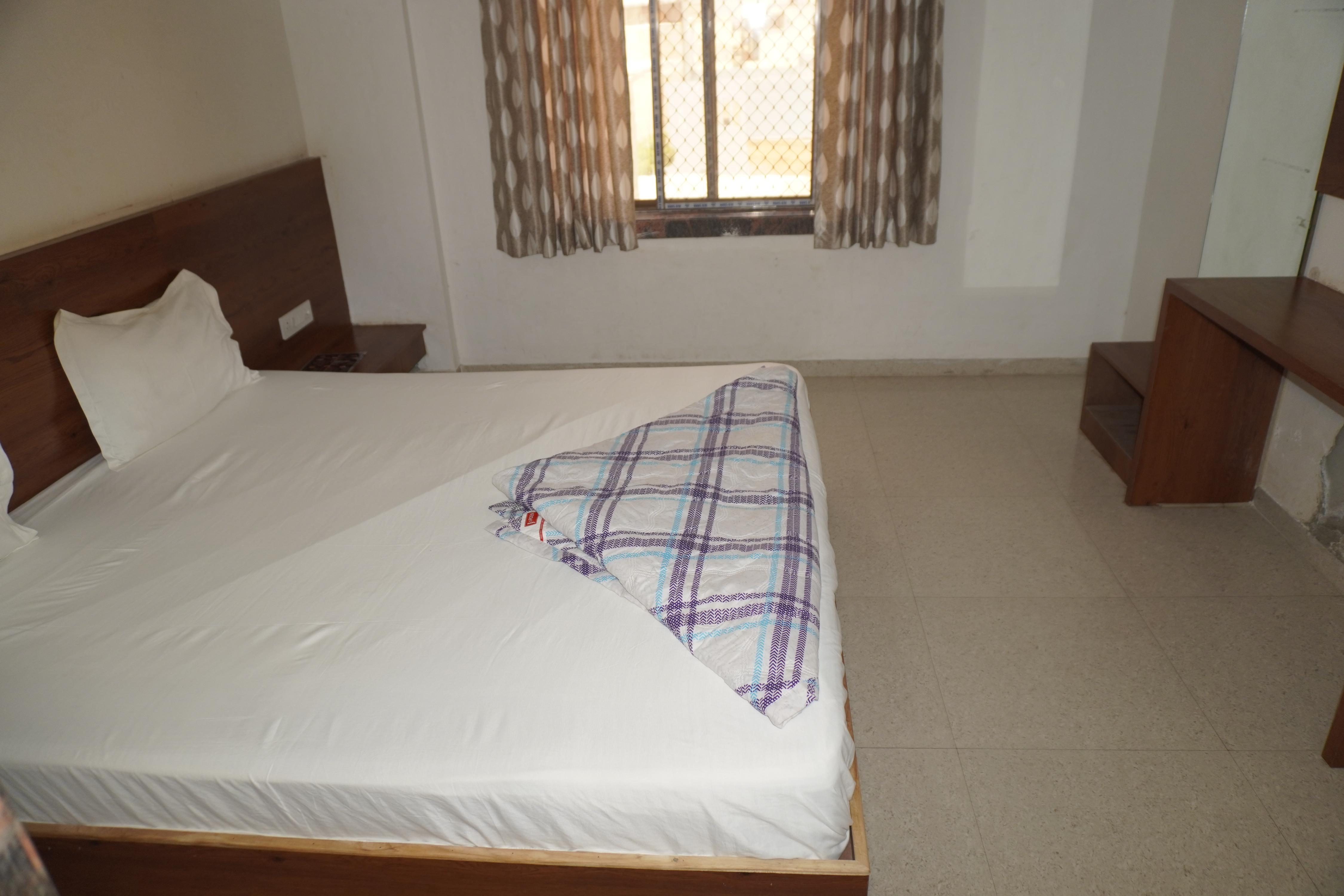 Hotel Ishwar Palace - Tap to explore photos