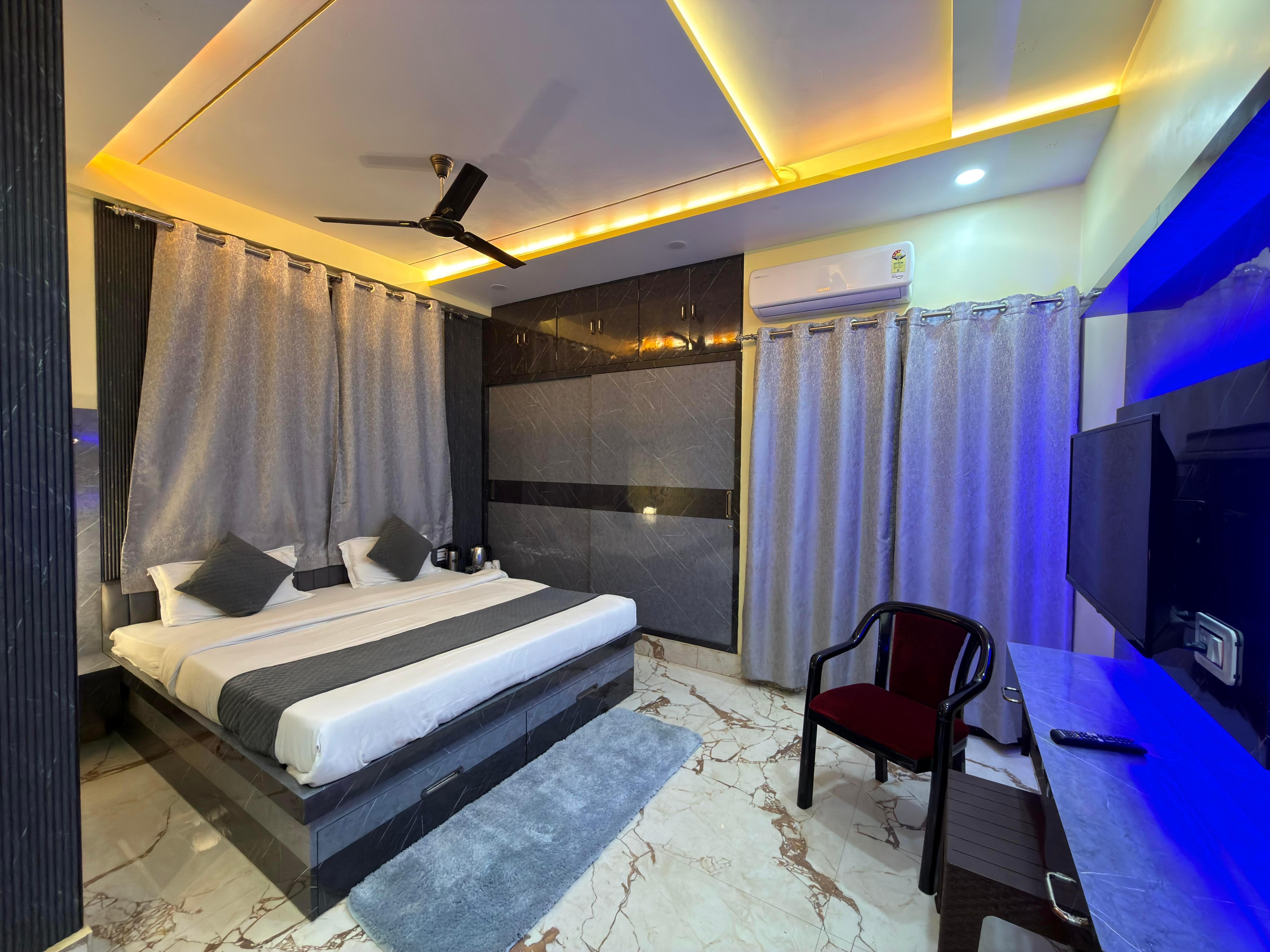 Kartikeya Home Stay Room Type - Deluxe with Bathtub | Attached Balcony