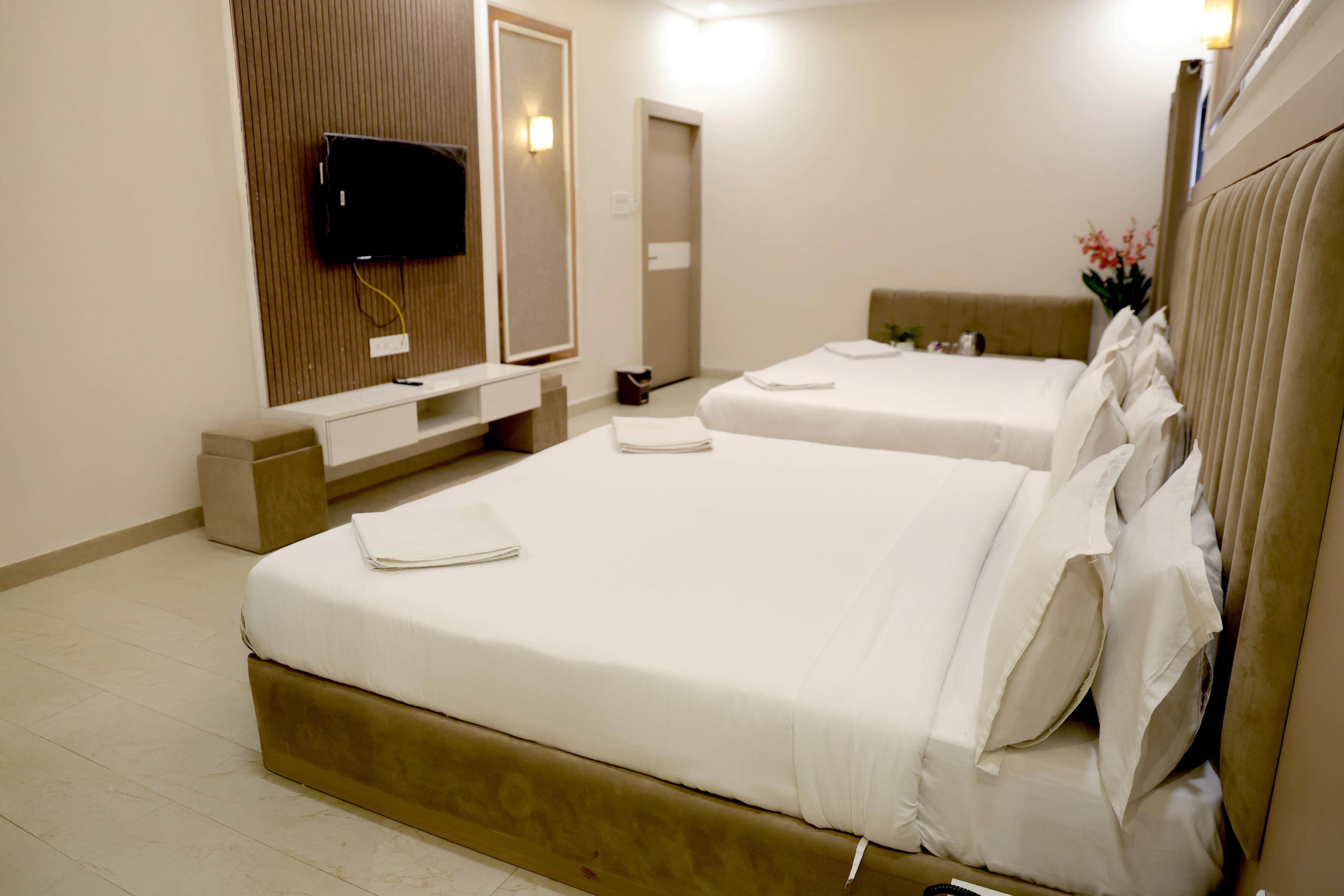 Hotel Nainas Palace - Tap to explore photos