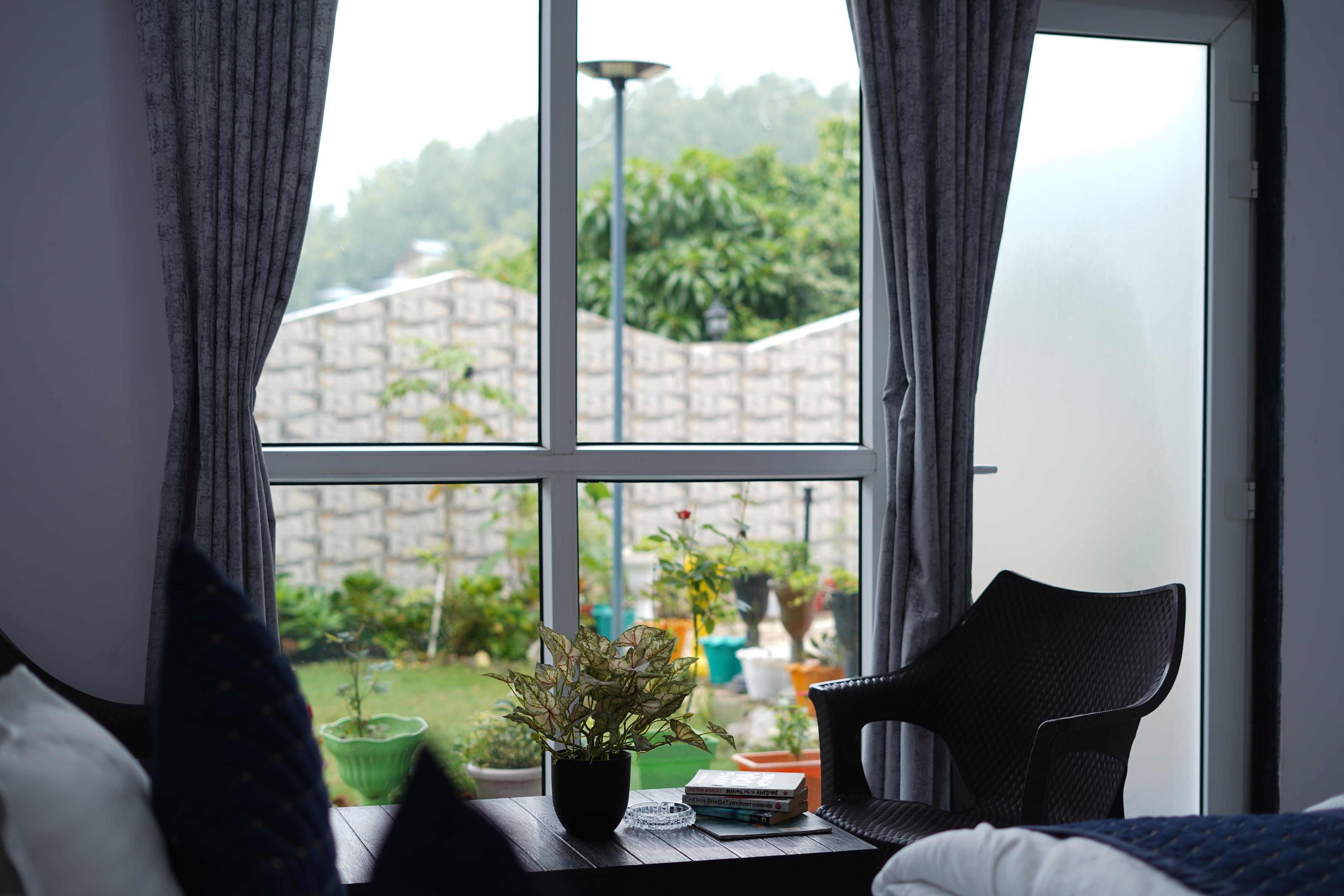 Jags-N-Kals Room Type - Bedroom no. 2 with Garden view